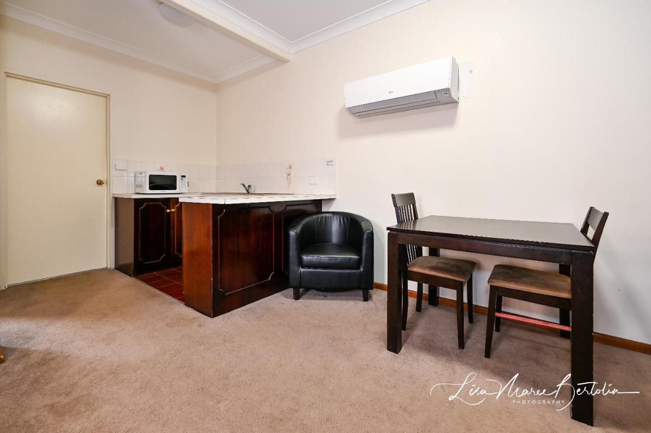 Narrandera Club Motor Inn Экстерьер фото